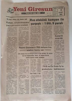 Yeni Giresun Gazetesi 4 Kasım 1992 - Rus Otobüsü Kamyon İle Çarpıştı 1 Ölü , 9 Yaralı GZ31069 - 1