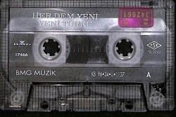 Yeni Türkü - Her Dem Yeni Kaset (Bordo Bandrol - İkinci El) KST27731 - 1