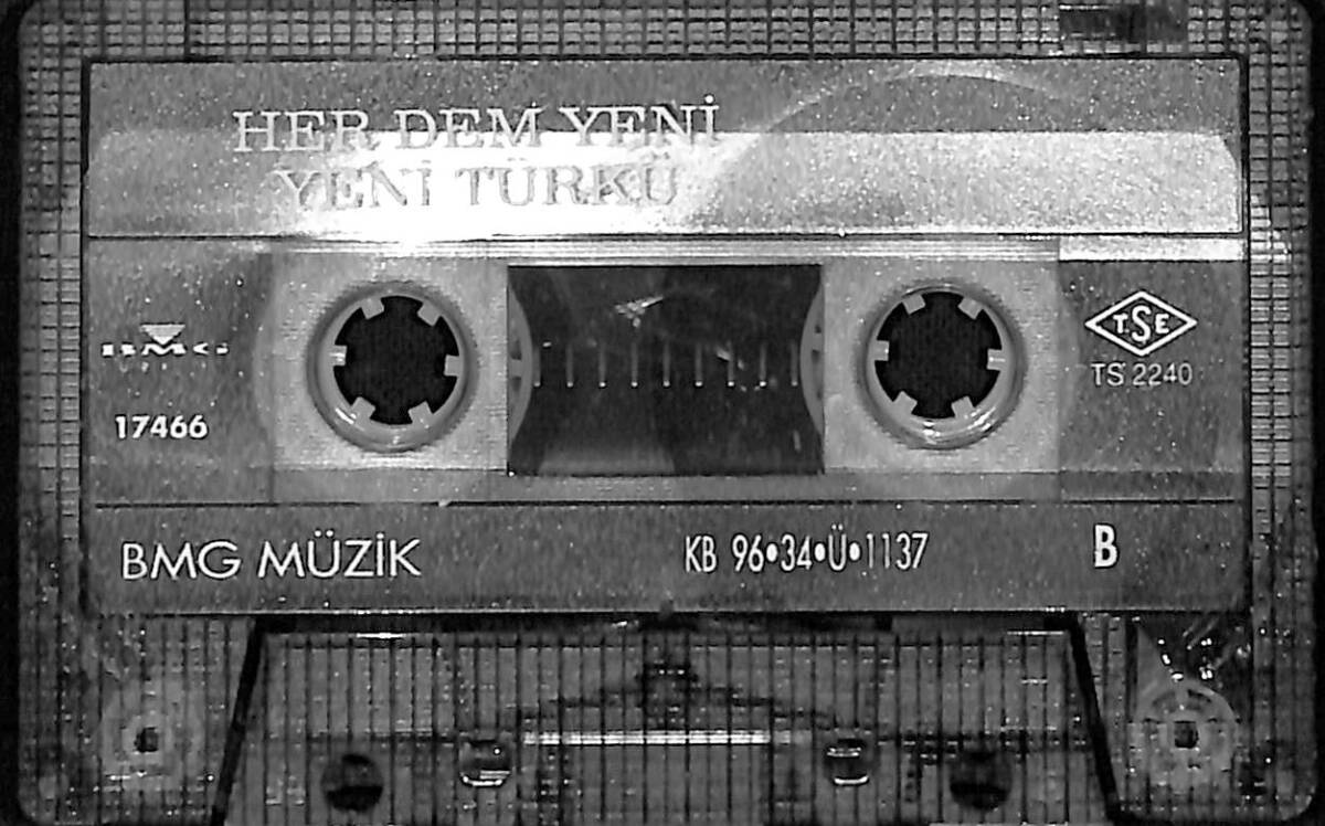 Yeni Türkü - Her Dem Yeni Kaset (Bordo Bandrol - İkinci El) KST27731 - 2